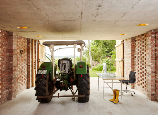 Garasi dengan dinding batu bata yang rustic